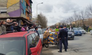 Një qytetar duke protestuar ndaj keqtrajtimit të shitësit nga Policia Bashkiake. Foto: Lindita Çela/BIRN
