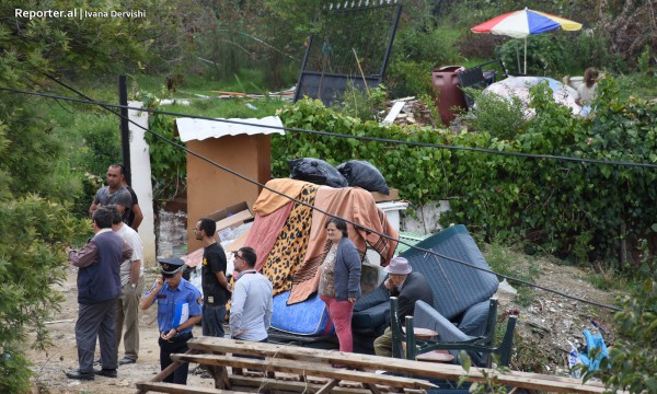 Disa banorë të Shkozës po transportojnë materialet e shtëpisë, projektuar për t’u shembur. 20 shtator 2017. Foto: Ivana Dervishi/BIRN