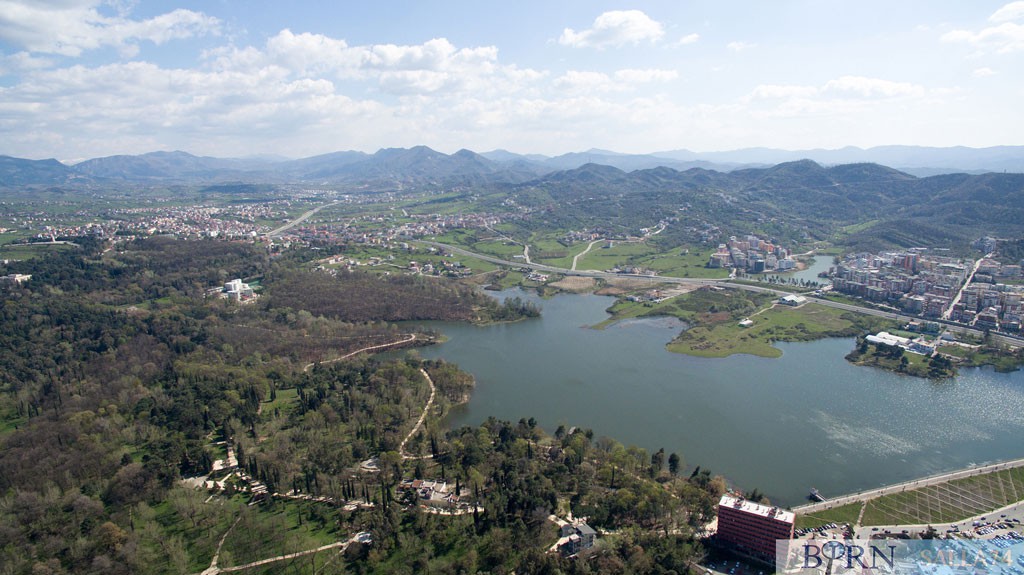 Parku i Liqenit Artificial në Tiranë i fotografuar me dron nga ajri | Foto : Salla74
