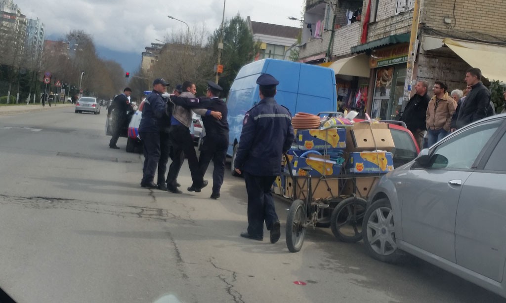 Policia bashkiake duke keqjtrajtuar Sazanin. Foto: LIndita Çela/BIRN