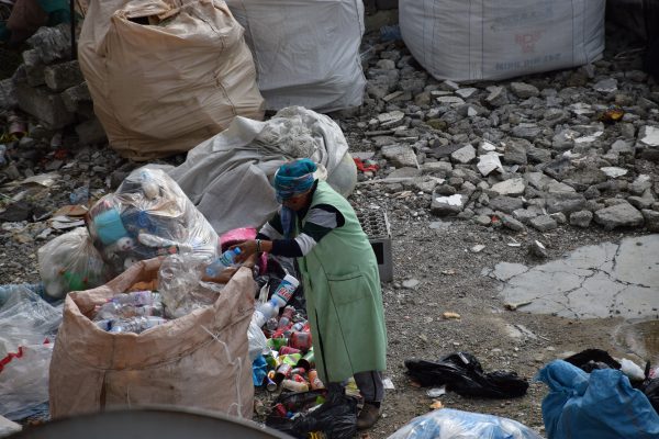 Një grua rome në Selitë duke grumbulluar materiale plastike | Foto nga : Ivana Dervishi