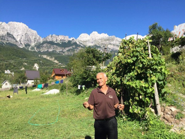 Fran Berishta përpara shtëpisë së tij ku akomodohen turistët. Foto: Fatjona Mejdini/BIRN