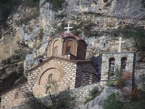 Kisha e Shën Mehillit mbi lagjen Mangalem të qytetit të Beratit.