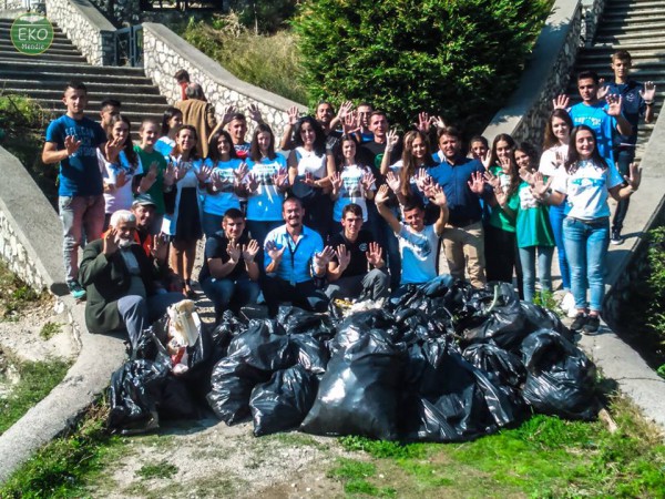 Eko-Mendje dhe nxënësit e shkollës Adem Haxhia në pastrimin e mjedisit