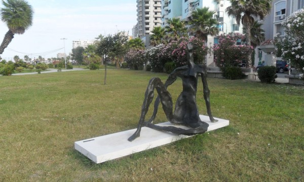 Skulptura 'Kushtuar Familjes' në buzë detit 'Taulantia'| Foto nga : Gëzim Kabashi