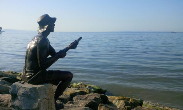 Skulptura e peshkatarit në shëtitoren Taulantia | Foto nga : Gëzim Kabashi