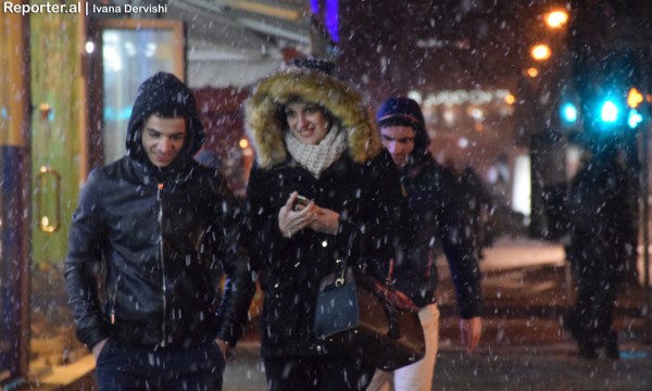 Reshjet e dëborës të mërkurën në mbrëmje befasuan banorët e kryeqytetit të Shqipërisë, ku dëbora kishte rënë për herë të fundit në vitin 1985
