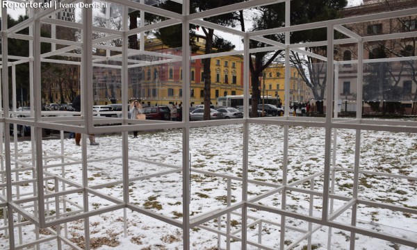 Reshjet e dëborës të mërkurën në mbrëmje befasuan banorët e kryeqytetit të Shqipërisë, ku dëbora kishte rënë për herë të fundit në vitin 1985