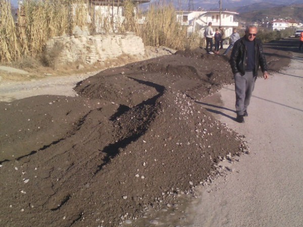 Skorjet e depozituara për shtrimin e rrugës Cërrik-Elbasan