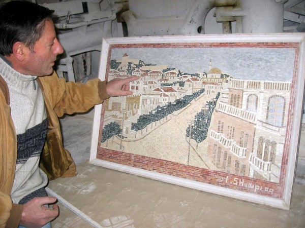 Mjeshtri Isa Shuapi, i mbiquajtur Tako, tregon një mozaik të rrugës ‘Tregtare’ në Durrës | Foto nga : Gëzim Kabashi