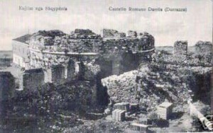 Torra Veneciane e Durrësit në një foto të viteve 1920. Foto Kortezi: Kristaq Xhimitiku