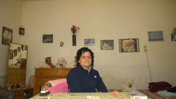 Shpresa Dervishaj në dhomën e saj brenda konviktit të ish-kombinatit të tekstileve në Berat. Foto: Erjola Azizolli