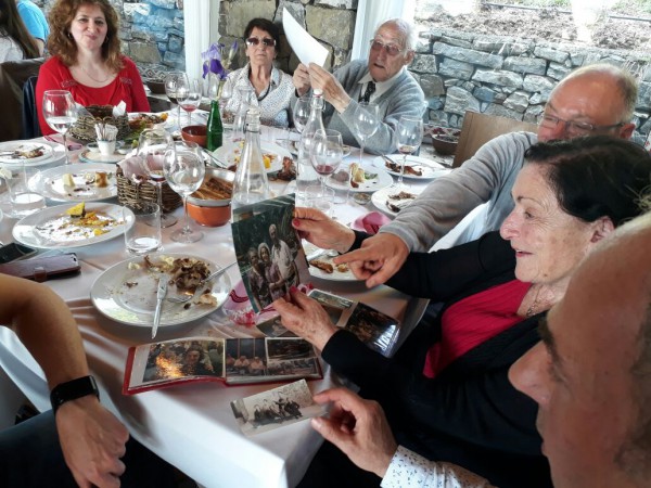  Sonja Adishe dhe familjarët e saj nga Izraeli duke parë fotografitë. Foto:Arben Velo
