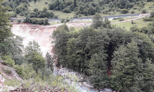 Punimet për ndërtimin e HEC-eve në Valbonë, fotografuar krah lumit gjatë mesit të qershorit 2017. Foto: BIRN