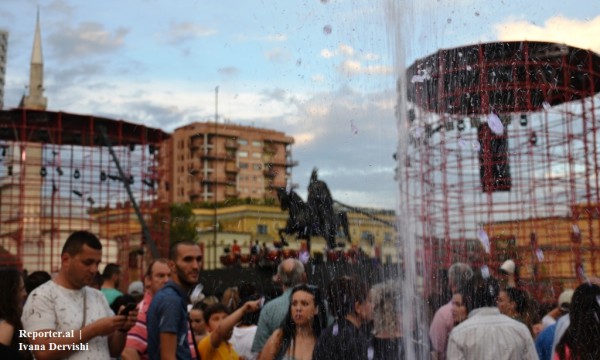 Qytetarë marrin pjesë në inagurimin e Sheshit “Skënderbej” në qendër të Tiranës. 10 qershor 2017. Foto: Ivana Dervishi/BIRN
