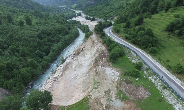 Punimet për ndërtimin e HEC-eve në Valbonë, fotografuar krah lumit gjatë mesit të qershorit 2017. Foto: BIRN