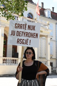 Aktivistja dhe organizatorja e protestës, Brigela Demaj. Foto: Ivana Dervishi/BIRN