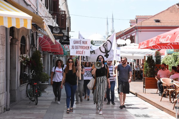 Aktivistët protestojnë kundër dhunës ndaj grave në qytetin e Shkodrës. 20 maj 2017 Foto: Ivana Dervishi/BIRN