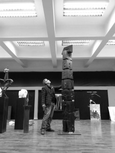 Skulptori Qazim Kertusha pergatit ekspozitën në Muzeun Arkeologjik të Durrësit | Foto : Gëzim Kabashi