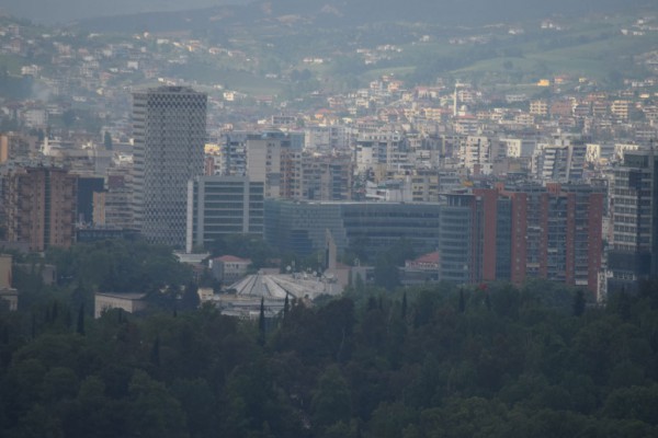 Tirana nga Lapidari fotografuar më 7 maj 2016. Qendra e Tiranës supozohet se do të ketë edhe taksën më të lartë të pronës në Shqipëri.