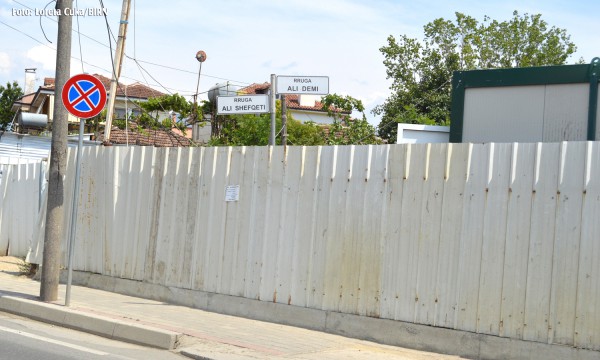 Dy tabela me emra rrugësh pas një rrethimi të një ndërtese në punim e sipër. Tiranë 2017. Foto: Loreta Cuka via BIRN