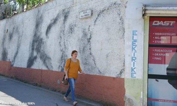 Tabelë e ngjyrosur me bojë në një nga rrugët e Tiranës. 2017. Foto: Loreta Cuka via BIRN