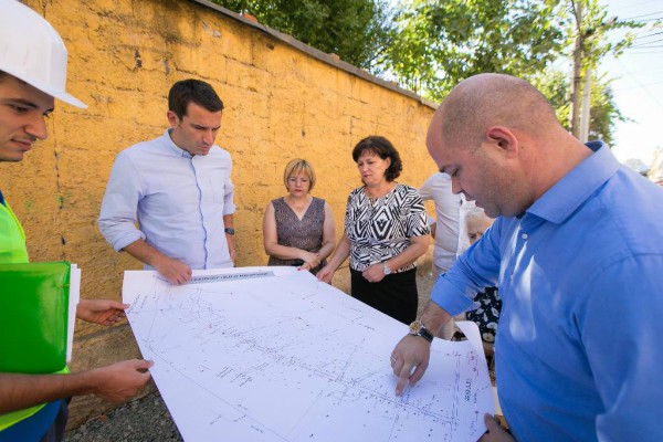 Kryetari i bashkisë Erion Veliaj inspekton punimet në rrjetin e ujësjellësit | Foto nga : Bashkia Tiranë